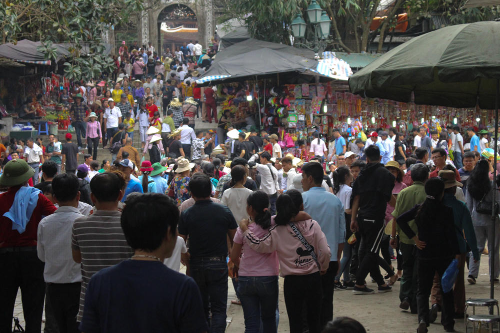 Hàng vạn du khách đổ về chiêm bái chùa Hương mỗi ngày Tết 